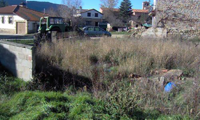 Terreno urbano en el pueblo de Cidones