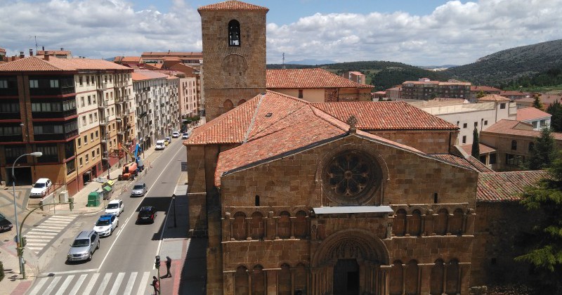 Fantástico piso con la iglesia Santo Domingo de fondo