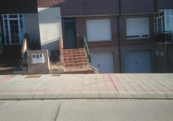Adosado casi a estrenar en urbanizacion camaretas
