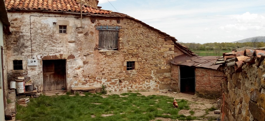 Casa para reformar, con finca de 1200 m2. en Rebollar