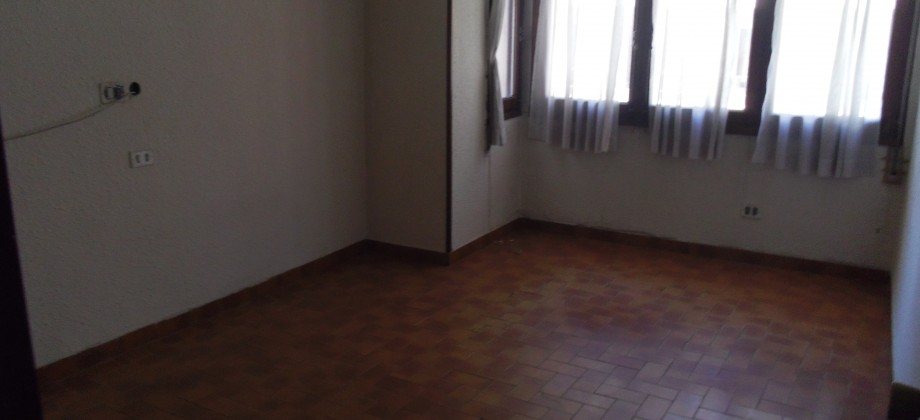 Piso con mucha luz, céntrico y para reformar