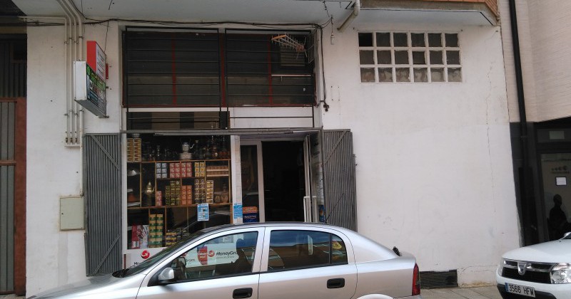 Local negocio de 83 m2 con 2 almacenes