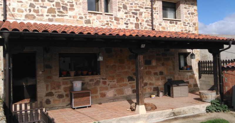 Estupenda casa con vistas al pantano y al pico frentes
