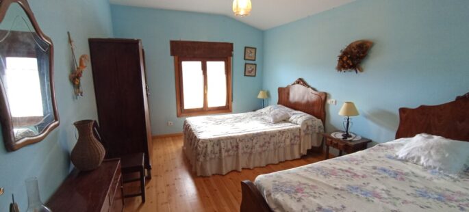 Hermosa casa con tremendo jardín en Rollamienta