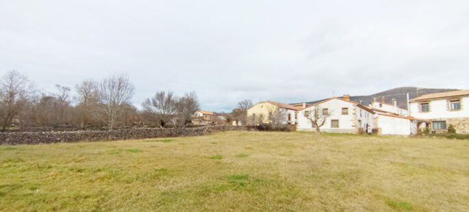 Hermosa casa con tremendo jardín en Rollamienta