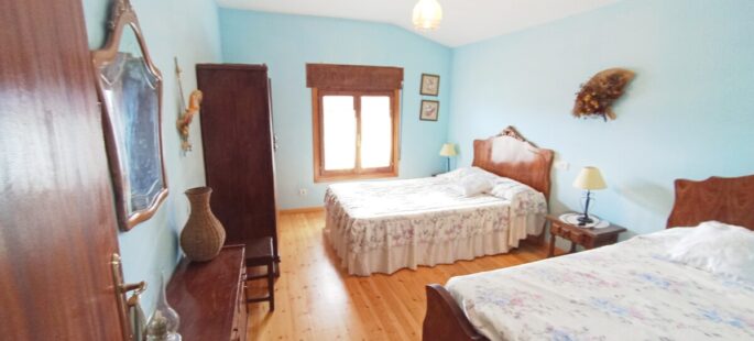 Hermosa casa con tremendo jardín en Rollamienta