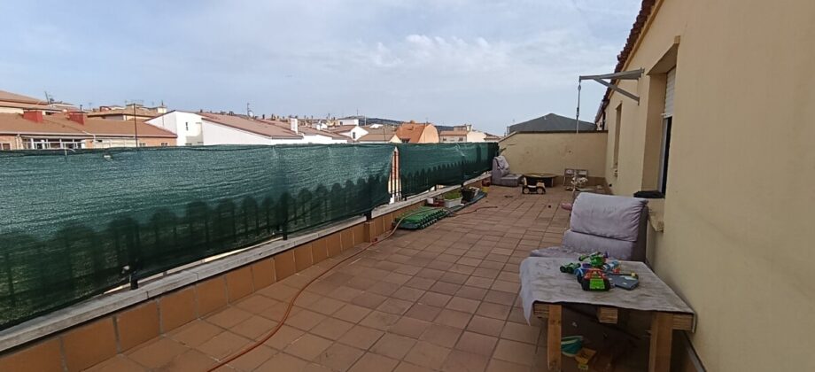 Gran terraza, estupenda ubicación en ático para actualizar