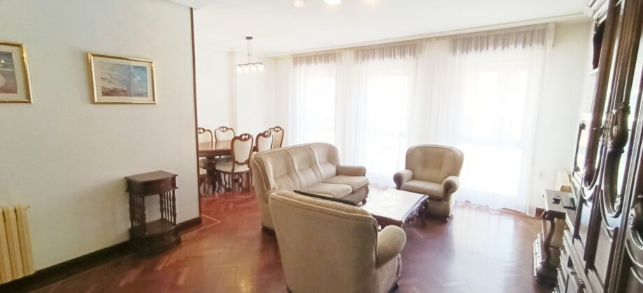 Gran piso (125 m2), gran cochera (45 m2)