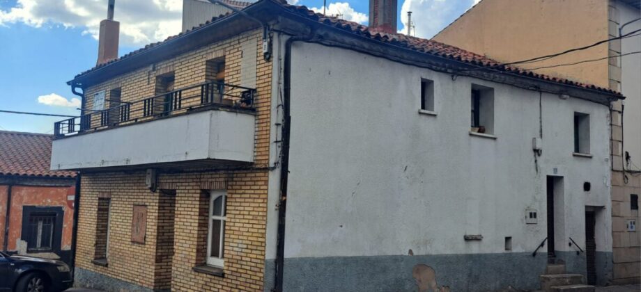 Casa y negocio, junto al ayuntamiento y la plaza mayor