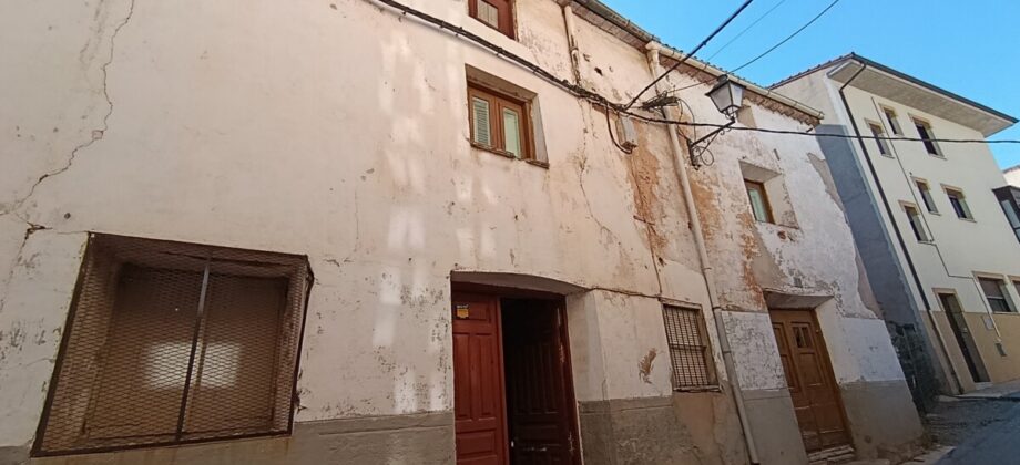 Casa a dos calles junto a la plaza España OLVEGA
