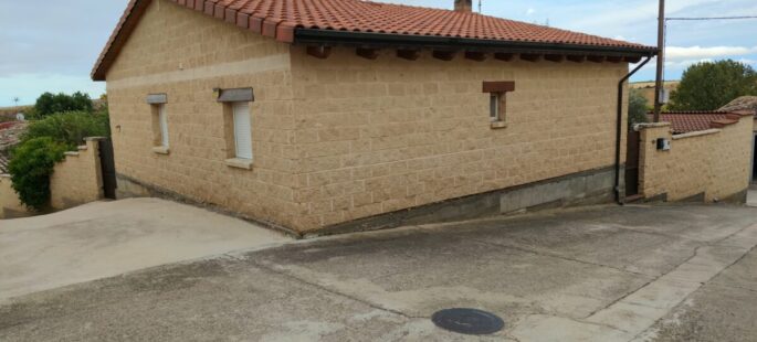 Casa con parcela de 530 m2 en Peroniel del Campo