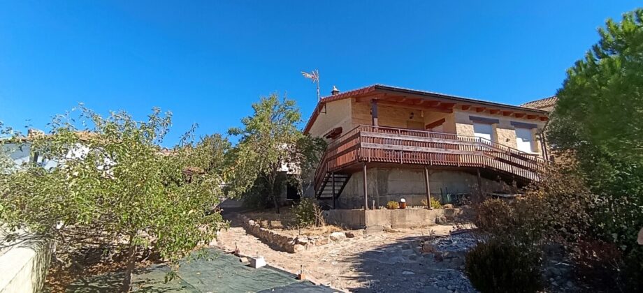 Casa con parcela de 530 m2 en Peroniel del Campo